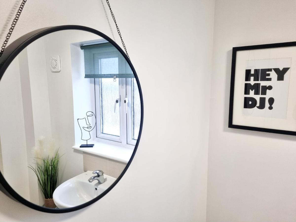 Modern & Spacious 3 Bedrooms And 2 Bathrooms Home, Free Parking! Кембридж Экстерьер фото